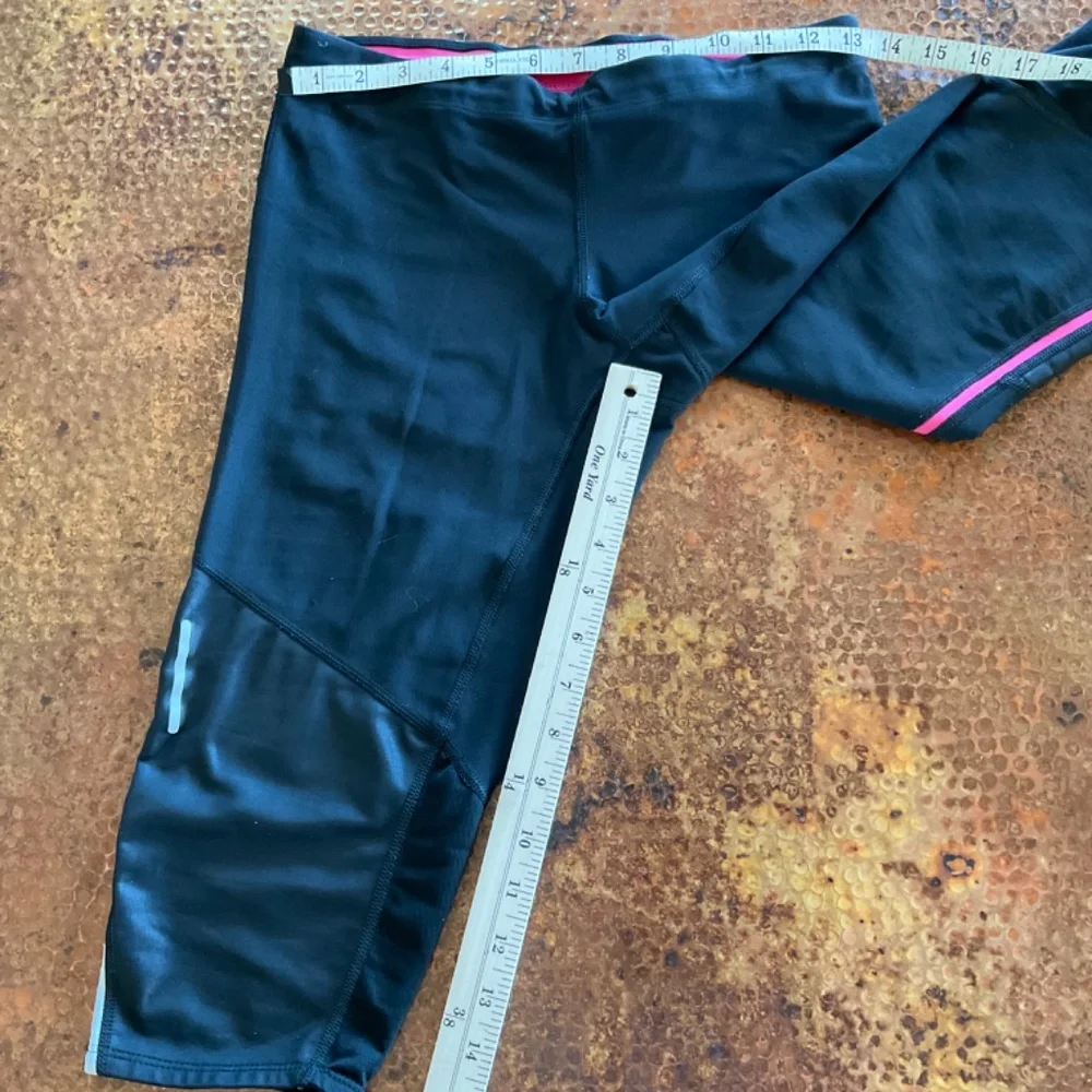 Nike Dri-Fit Crop Leggings. Black/Hot Pink. Size M - Picture 5 of 5